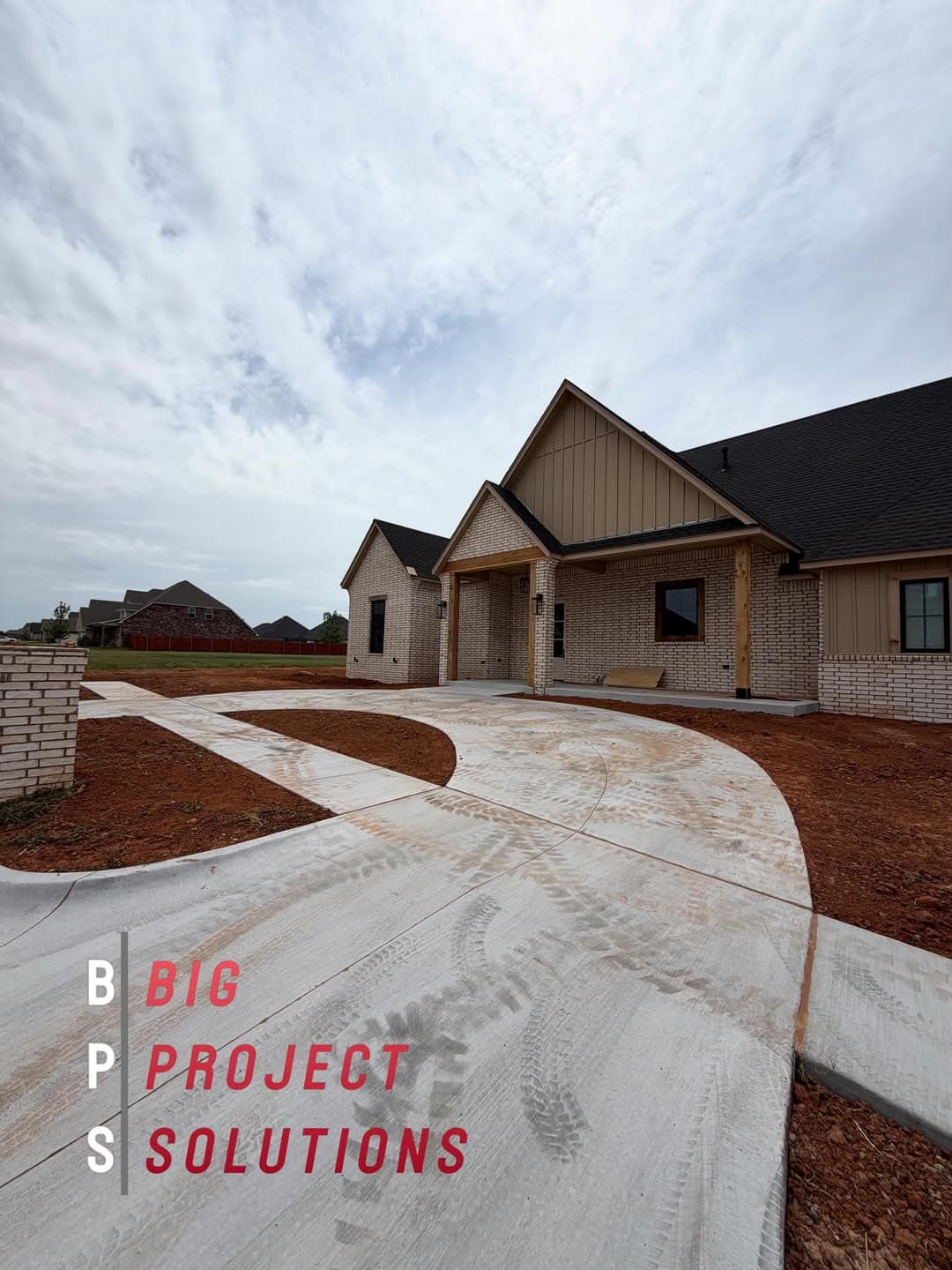 Casa nueva con entrada de concreto y jardín recién nivelado, listo para pasto, en el área de Oklahoma City