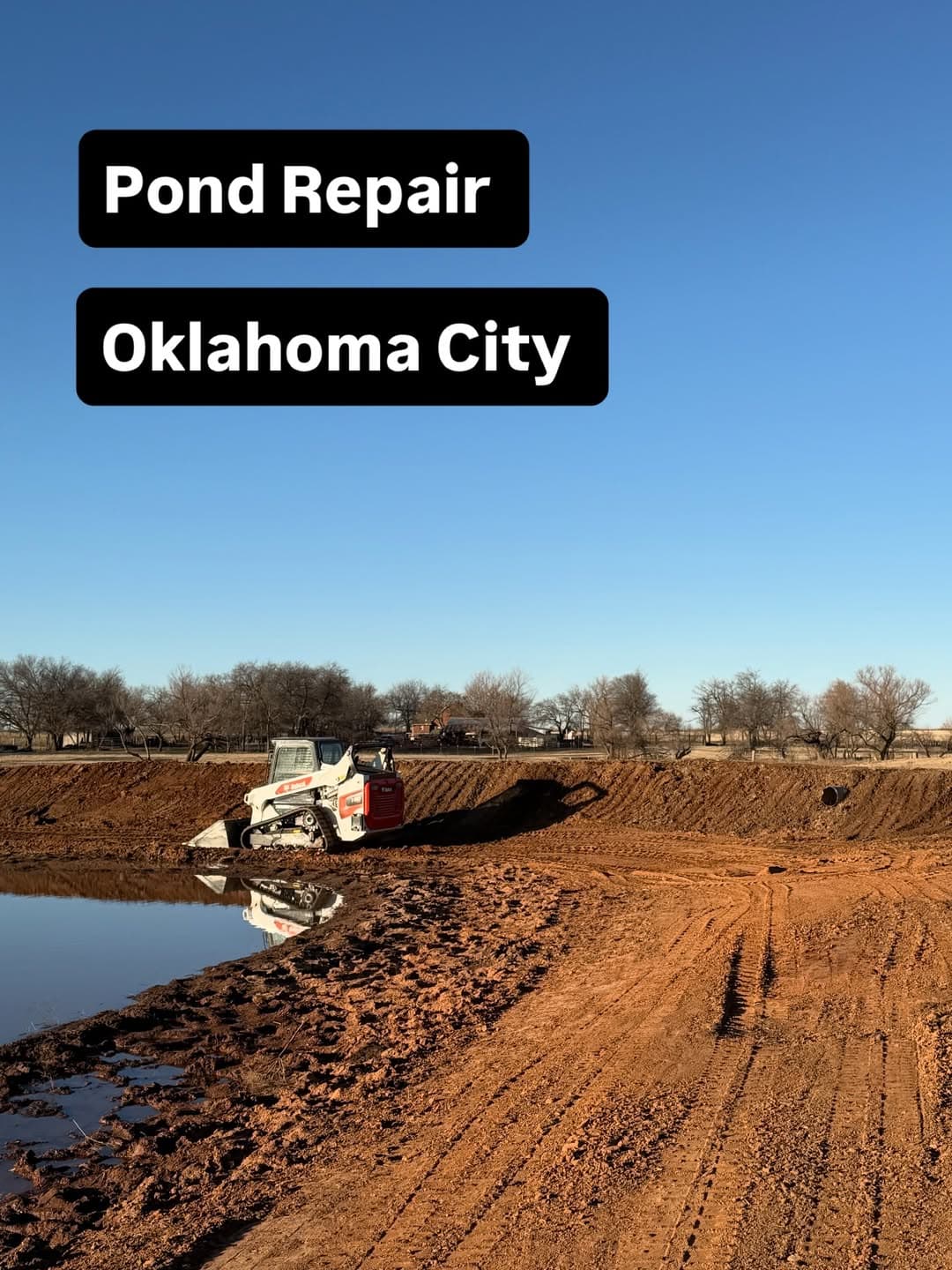 Bobcat rehaciendo la orilla de un estanque durante una reparación cerca de Oklahoma City