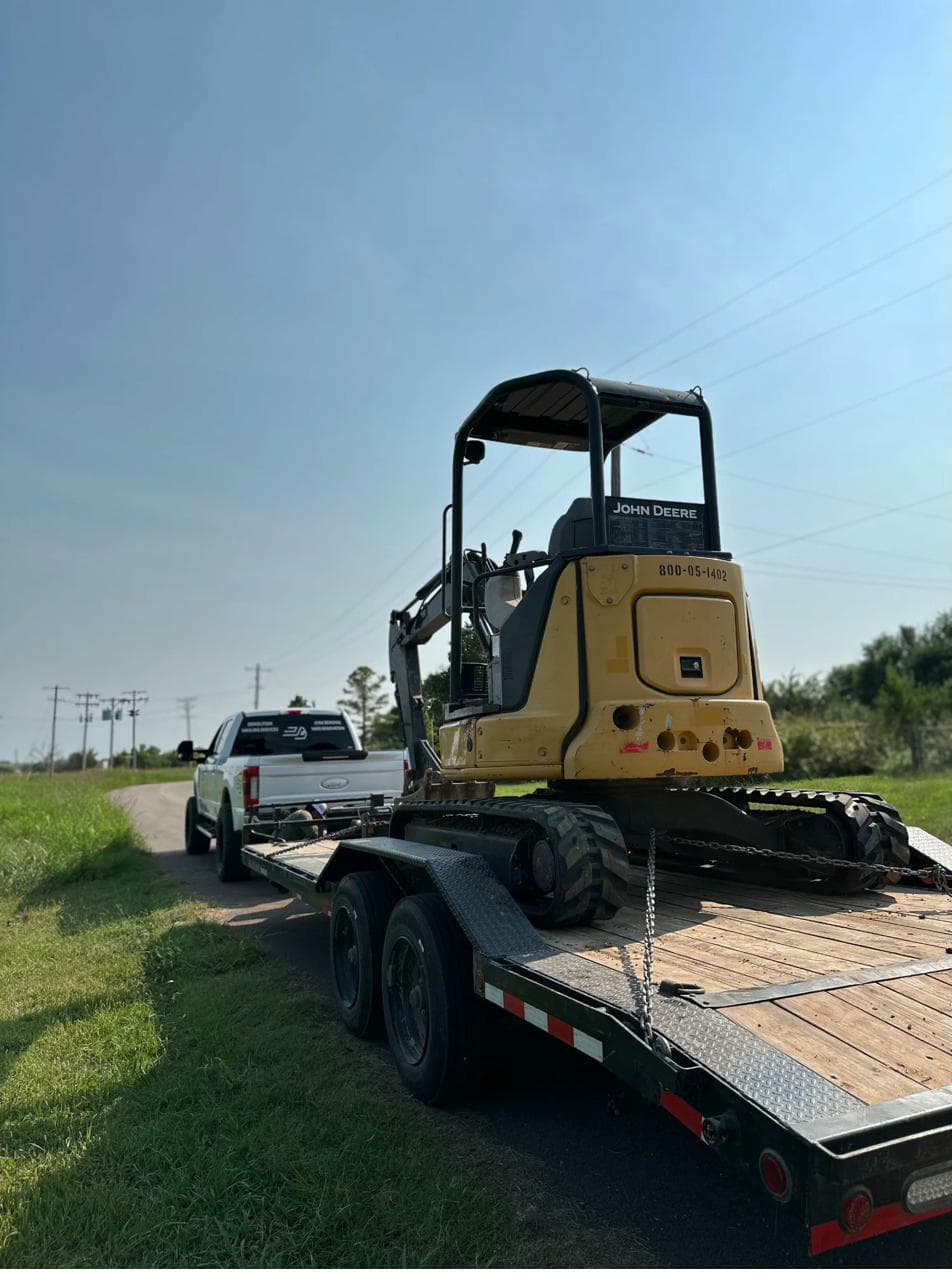 Remolque cargado de basura y escombro en un trabajo de Big Project Solutions en Oklahoma City